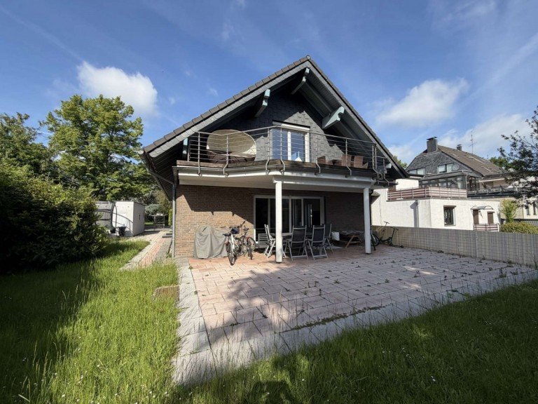 Hausansicht - Garten Duisburg Zweifamilienhaus Exklusives Zweifamilienhaus mit Wellnessbereich, Sauna und Ausbaupotenzial auf 934 m� Grundst�ck