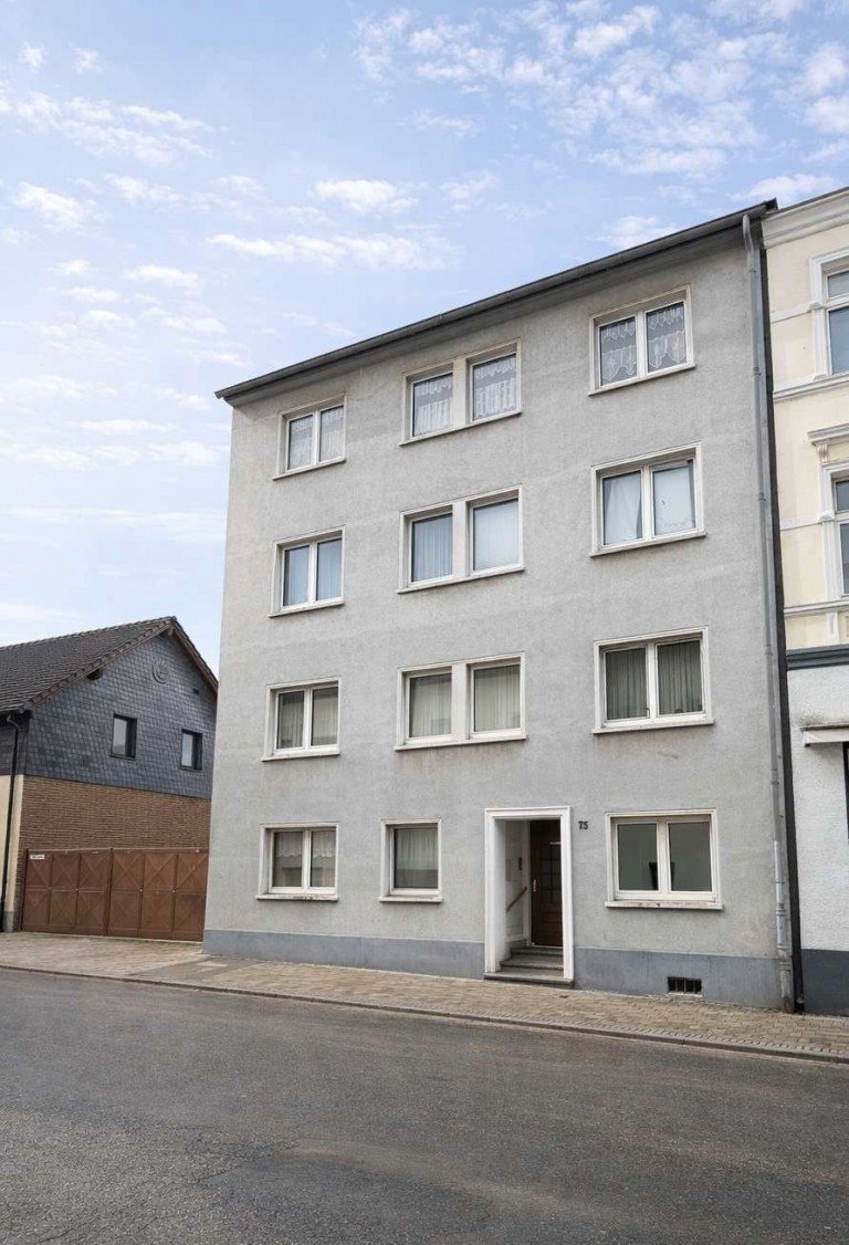 Hausansicht Oberhausen Mehrfamilienhaus Tolle Anlageimmobilie mit Potenzial, 7-Parteien MFH in Oberhausen