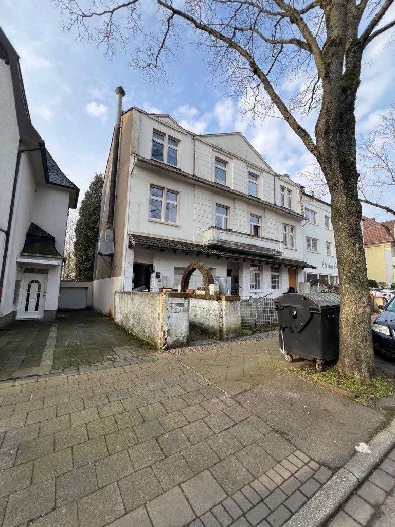 Hausansicht Bochum Etagenwohnung 4-Zimmer-Wohnung mit 2 Balkonen - Potenzial f�r individuelle Wohntr�ume *renovierungsbed�rftig*