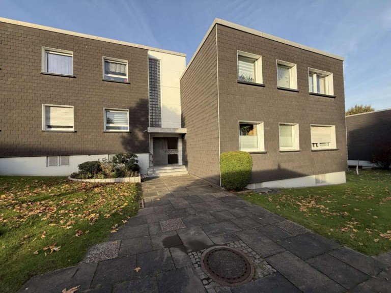 Hausansicht Essen Erdgeschosswohnung Kapitalanlage in Essen-Frintrop: Vermietete 3-Zimmer-Wohnung mit Balkon & Garage