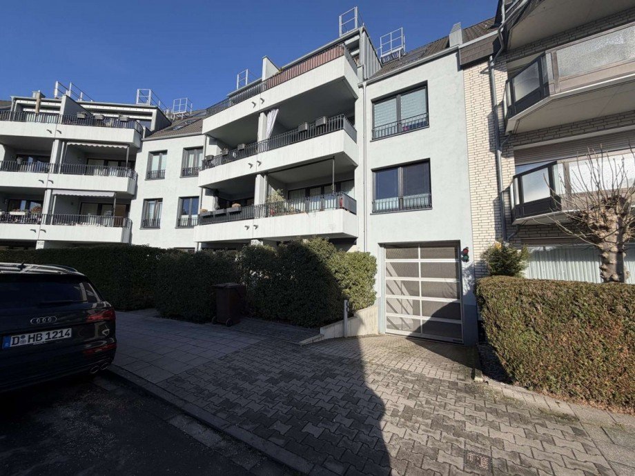 Hausansicht - Garageneinfahrt Mehrfamilienhaus D�sseldorf