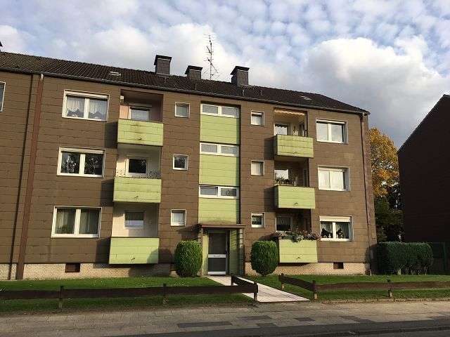 Hausansicht Oberhausen Etagenwohnung Sch�ne vermietete 2 Zimmer-Wohnung mit Balkon, Oberhausen